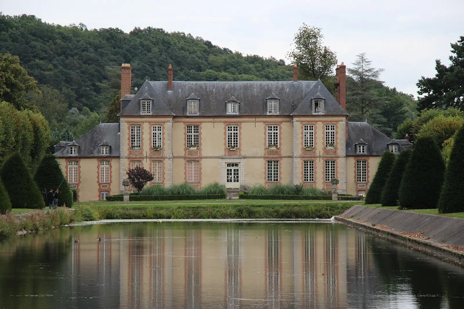 Le château de Plaisir et son bassin, façade ouest